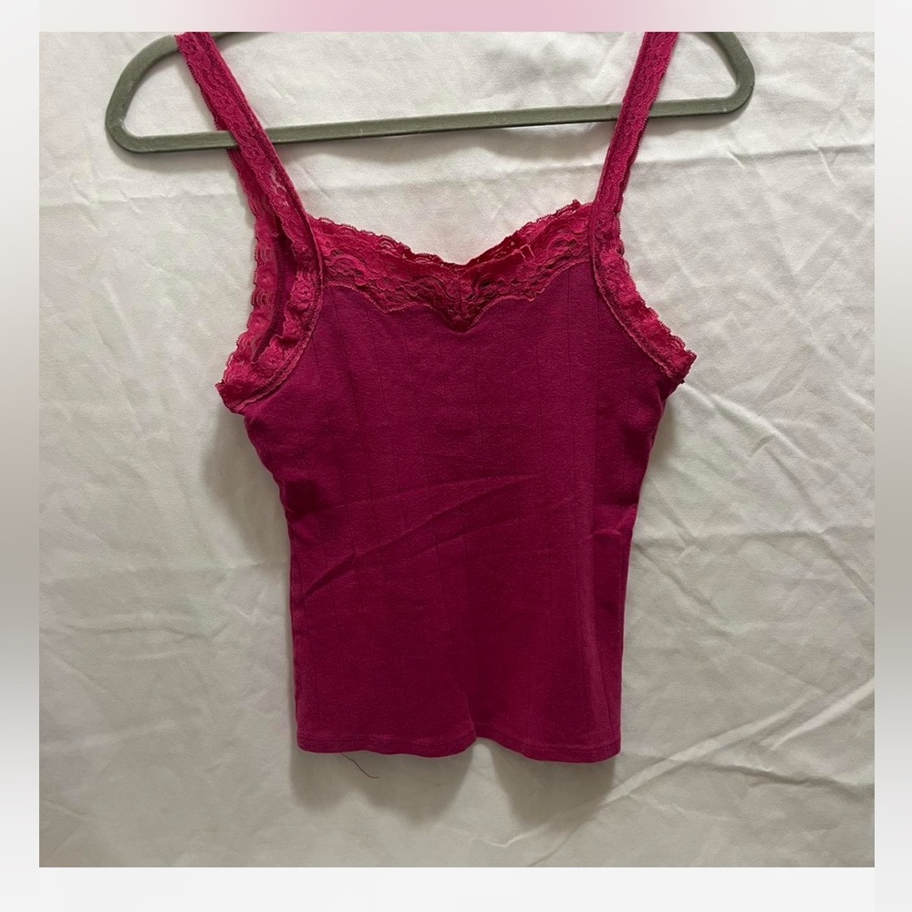 Super cute 2000s pink tank top. Lace details.